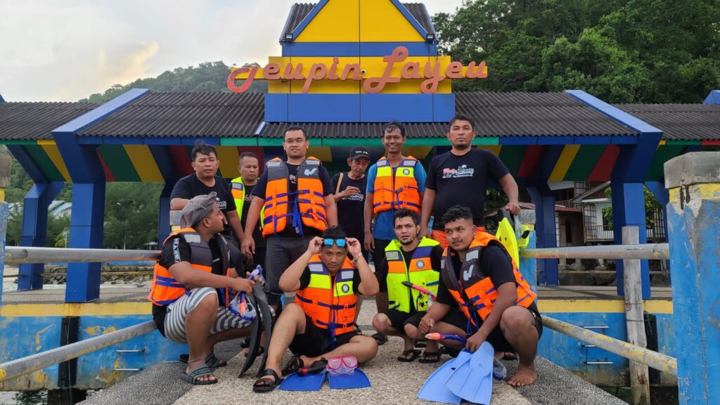 Pengurus PPWI Kota Lhokseumawe berfoto usai menyelam di Pantai Pulau Rubiah. (Foto: Affandi Tay)