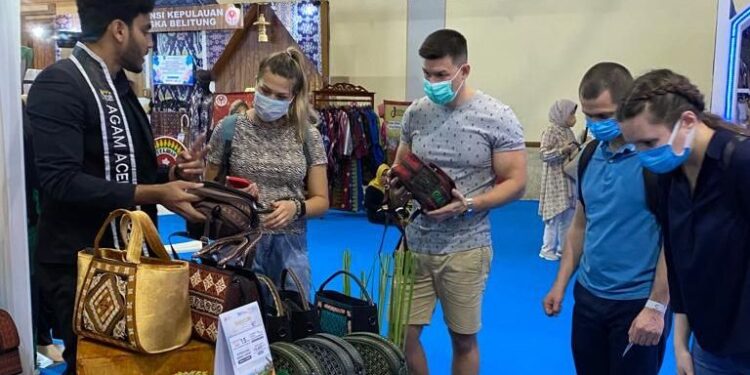 Bule asal Eropa mengunjungi stand Dekranasda Aceh Utara di Inacraft 2023, di JCC Jakarta, Rabu (1/3/2023). (Ist)