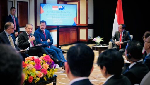 Presiden saat melakukan pertemuan dengan para CEO perusahaan-perusahaan Australia di Ruang Pertemuan Cambridge, Hotel Shangri-La, Sydney, Selasa (4/7/2023).