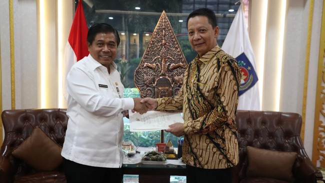 Mayjen (Purn) Achmad Marzuki saat menerima Keppres perpanjnagan masa jabatan Pj Gubernur Aceh