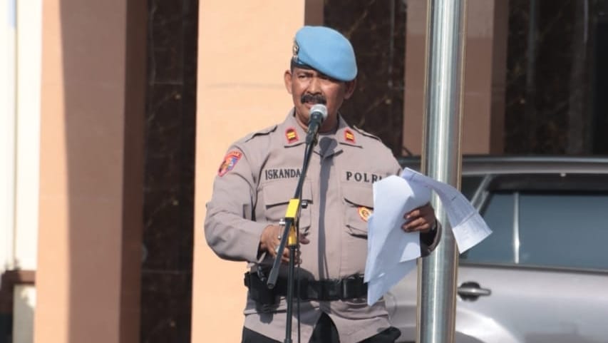 Kasi Propam Polres Lhokseumawe IPTU Iskandar memberikan arahan kepada personil di halaman Mapolres Lhokseumawe.