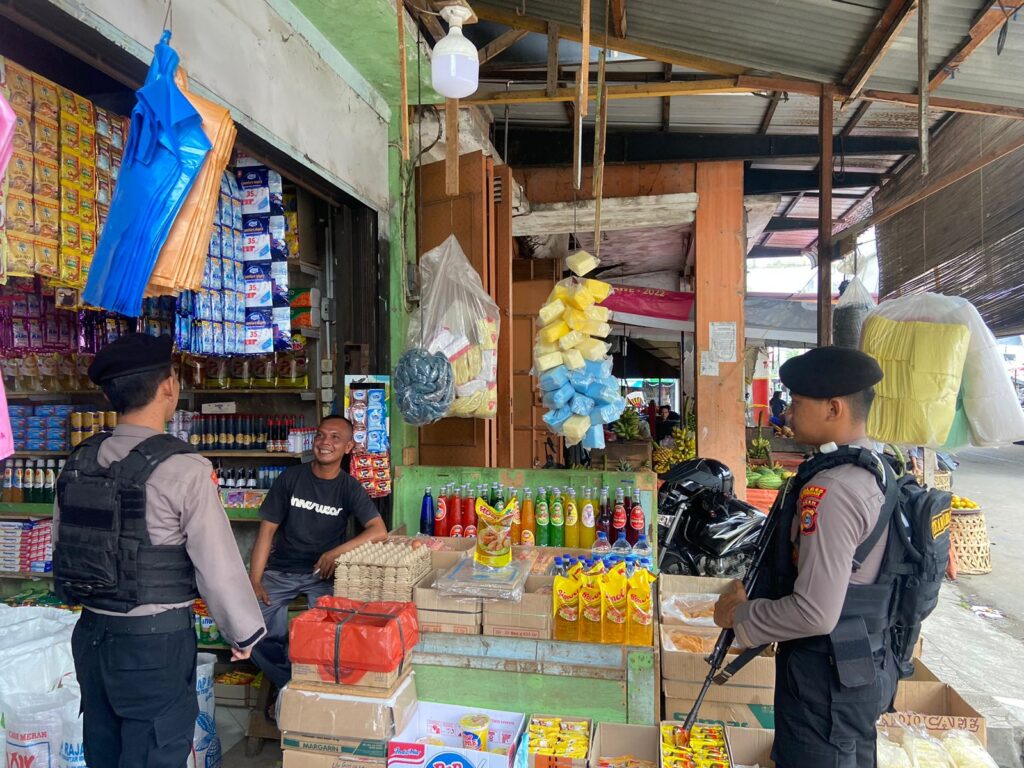 Tim Unit Reaksi Cepat (URC) Sat Samapta Polres Lhokseumawe tingkatkan patroli sambangi pedagang Tradisional di Kota Lhokseumawe.