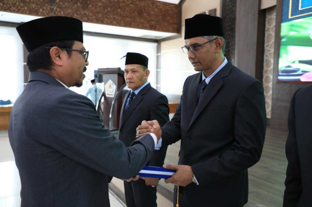 Imran ST (kanan) saat dilantik menjadi Dirut Perumda Tirta Pase. (FOTO ; Istimewa)