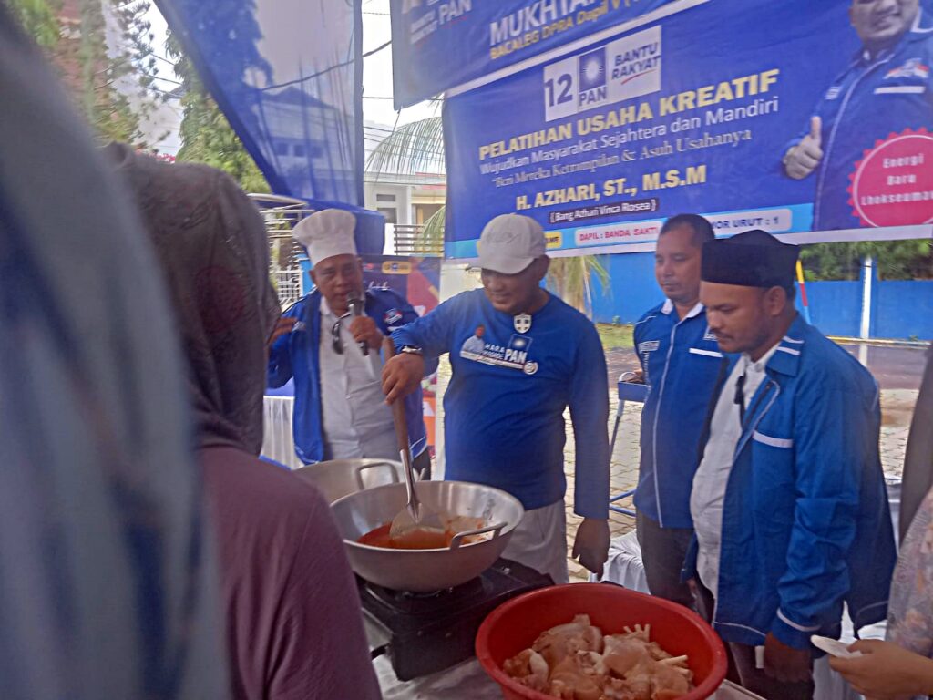 Ketua PAN Lhokseumawe, Azhari sedang memasak Ayam Basolek didampingiChef Tu Lee dan Bacaleg DPRA Dapil 5, MInggu (27/8/2023)