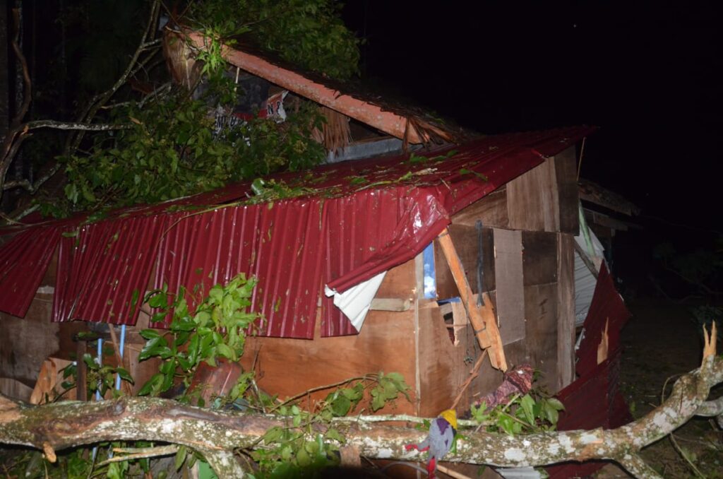 Kondisi salah satu rumah yang rusak akibat angin di Langkahan. (Foto milik orang lain)