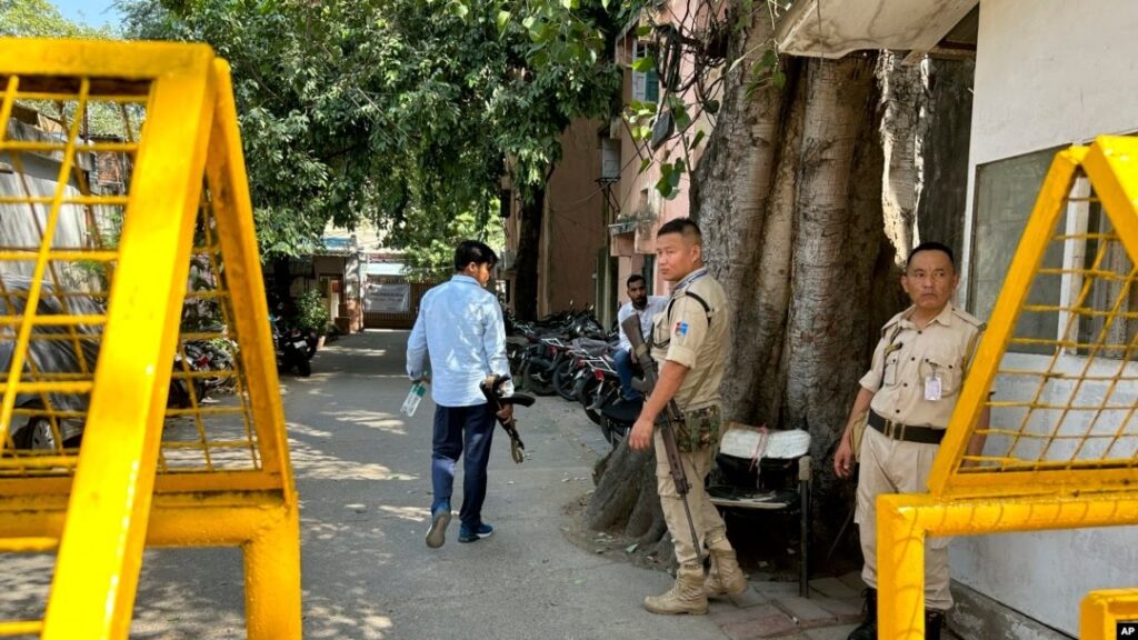 Petugas keamanan berjaga di luar kantor Sel Khusus Kepolisian Delhi di New Delhi, India, Selasa, 3 Oktober 2023. (AP/Piyush Nagpal)