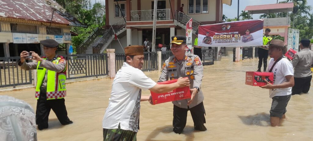 Foto: Akbp Deden Heksaputra turun langsung salurkan bantuan untuk warga korban banjir,Senin 09 Oktober 2023