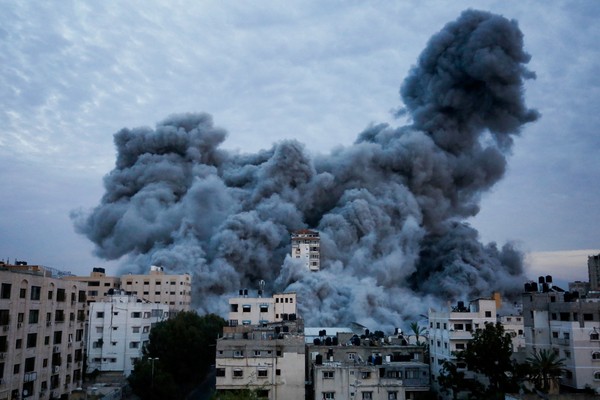 Detik-detik Gedung Tinggi di Gaza Ambruk Dirudal Israel. Foto: REUTERS/Ashraf Amra