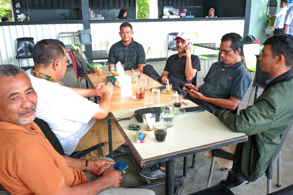 Muhammad Thaib sedang nongkrong bersama masyarakat dan pendukungnya. (SiberNusantara/Jamalofficial/Tamara)