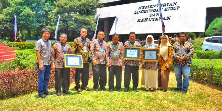 Kadis LHK Aceh Utara, Teukeu Cut Ibrahim, Kacabdin Pendidikan Aceh, Ahmad Yamani, berpose bersama dengan sejumlah pihak sekolah di Kementerian Lingkungan Hidup dan Kehutanan RI, Selasa (17/10/2023). (Dokumen DLHK Aceh Utara)