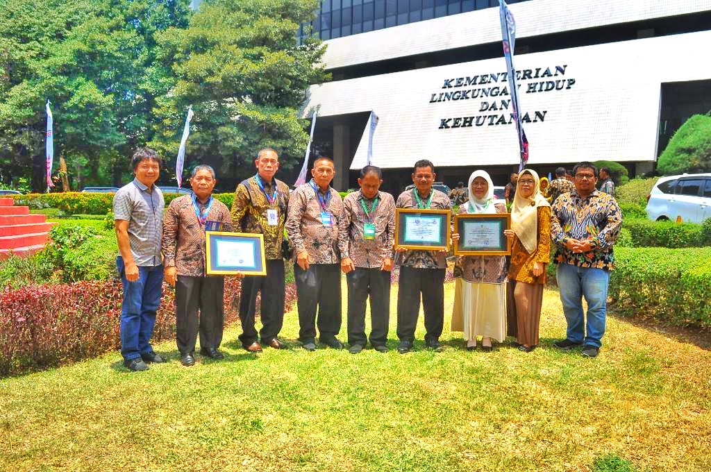 Kadis LHK Aceh Utara, Teukeu Cut Ibrahim, Kacabdin Pendidikan Aceh, Ahmad Yamani, berpose bersama dengan sejumlah pihak sekolah di Kementerian Lingkungan Hidup dan Kehutanan RI, Selasa (17/10/2023). (Dokumen DLHK Aceh Utara)
