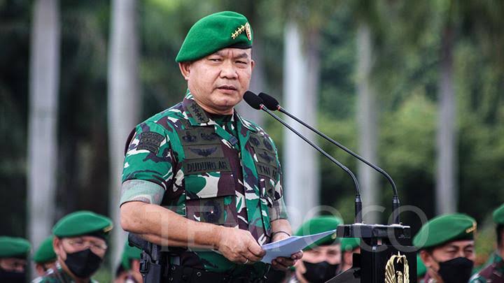 Kepala Staf Angkatan Darat (KSAD) Jenderal TNI Dudung Abdurachman memberikan sambutannya dalam apel gelar pasukan di Lapangan Monumen Nasional (Monas), Jakarta Pusat, Selasa, 25 Januari 2022. Dalam apel tersebut, KSAD Jenderal TNI Dudung Abdurachman menekankan tujuh pedoman harian yang harus diterapkan para prajurit TNI AD salah satunya implementasi sapta marga sumpah prajurit dan 8 wajib TNI di mana pun berada. TEMPO/Ridho Fadilla