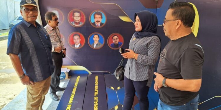 Ketua PWI Aceh, Nasir Nurdin bersama Wakil Ketua Dewan Penasehat PWI Aceh Bustamam Ali didampingi tim lapangan meninjau persiapan stand PWI Aceh di arena PKA-8