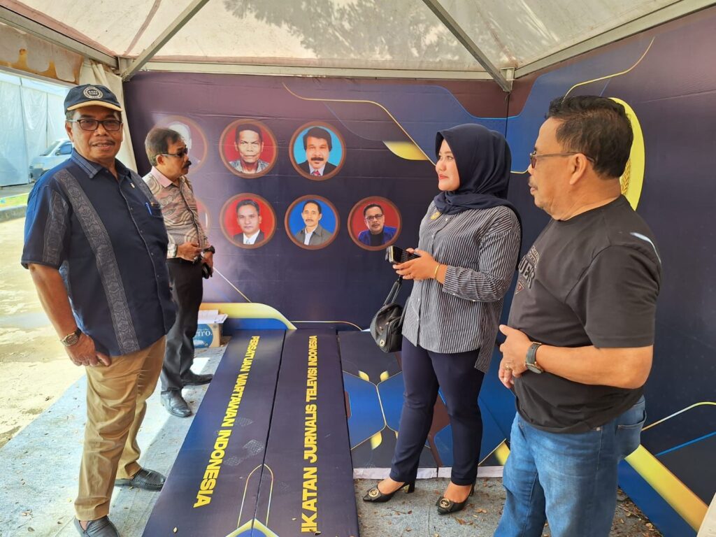 Ketua PWI Aceh, Nasir Nurdin bersama Wakil Ketua Dewan Penasehat PWI Aceh Bustamam Ali didampingi tim lapangan meninjau persiapan stand PWI Aceh di arena PKA-8