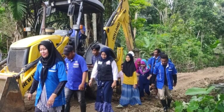 Bang Azhari bantu donasi untuk pembukaan jalan di Uteunkot, Kota Lhokseumawe.