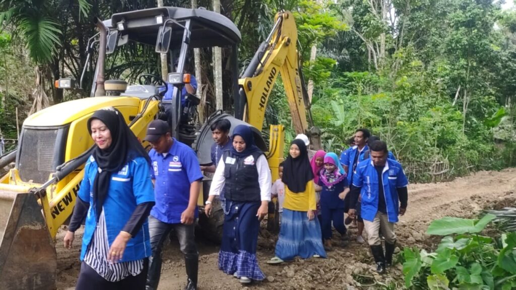 Bang Azhari bantu donasi untuk pembukaan jalan di Uteunkot, Kota Lhokseumawe.