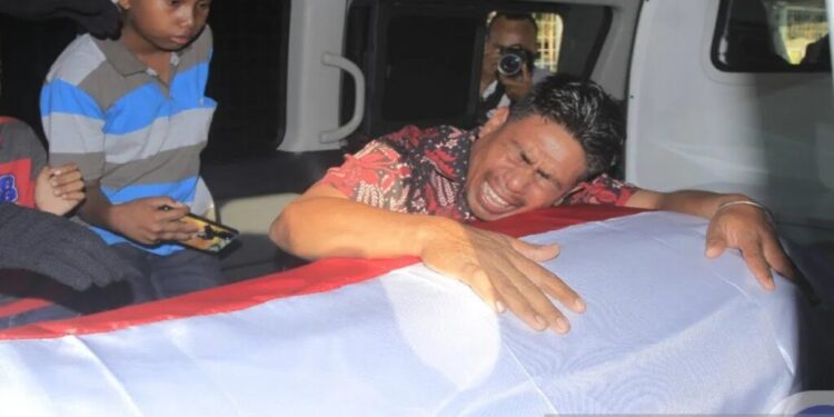 FOTO : Keluarga Bharatu Anumerta Bonifasius Jawa korban anggota Brimob Polda NTT yang ditembak oleh KKB di Papua menangis di atas peti jenazah saat tiba di bandara El Tari Kupang, Jumat (24/11). ANTARA/Kornelis Kaha.