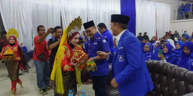 Ketua Umum PAN, Zulkifli Hasan, saat disambut dengan tarian ranup lampuan di kegiatan Silaturahmi dan Konsolidasi politik yang digelar di Hotel Lido Graha, Kota Lhokseumawe, Kamis (14/12/2023).