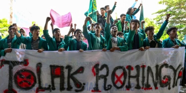 Para mahasiswa melakukan demonstrasi penolakan imigran Rohingya. (Foto :  beritasatucom/cut merry).