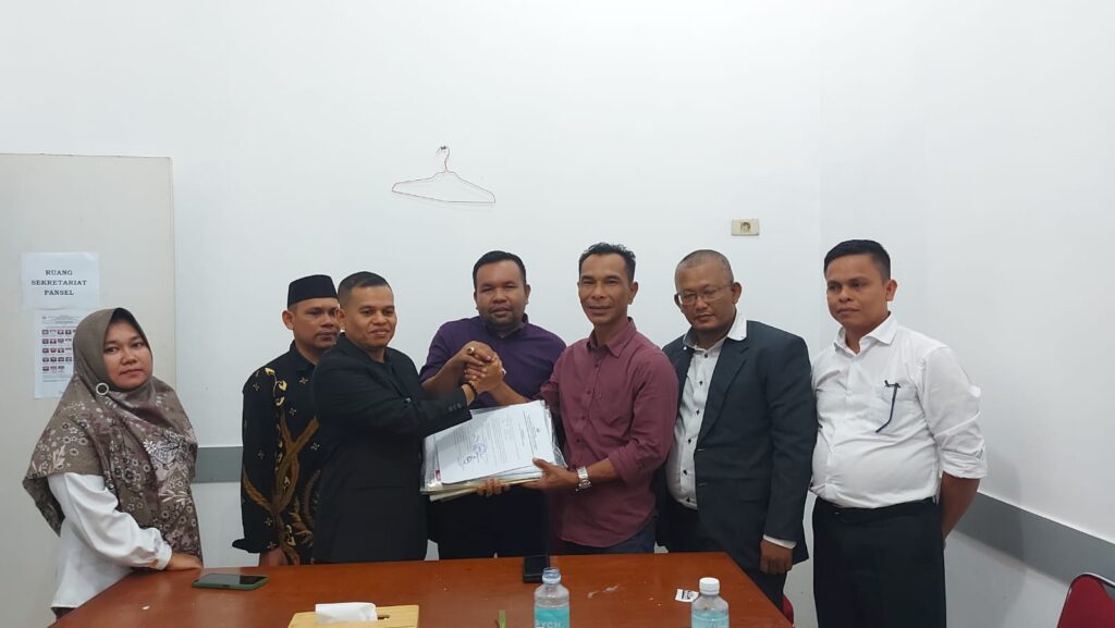 Ketua Pansel Hamdani, SE.,MSM (kiri) menyerahkan berkas 15 nama calon Panwaslih Kabupaten Bireuen kepada Ketua DPRK Rusyidi Mukhtar, S.Sos (kanan), disaksikan Ketua Komisi I M. Nasir (tengah) di Gedung DPRK Bireuen pada Minggu, (12/05/2024) kemarin. (Foto/Ist)