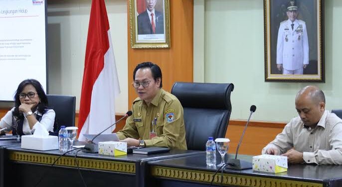 Foto : Sekretaris BSKDN Kemendagri Noudy R.P. Tendean (tengah) saat memimpin Rapat Pengumpulan Data dan Informasi Terkait Pembangunan Lingkungan Hidup, Ketahanan Bencana dan Perubahan Iklim dalam Mendukung Program Prioritas Nasional di Aula BSKDN, Jakarta, Senin (22/7/2024). (ANTARA/HO-Puspen Kementerian Dalam Negeri)