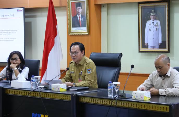 Foto : Sekretaris BSKDN Kemendagri Noudy R.P. Tendean (tengah) saat memimpin Rapat Pengumpulan Data dan Informasi Terkait Pembangunan Lingkungan Hidup, Ketahanan Bencana dan Perubahan Iklim dalam Mendukung Program Prioritas Nasional di Aula BSKDN, Jakarta, Senin (22/7/2024). (ANTARA/HO-Puspen Kementerian Dalam Negeri)