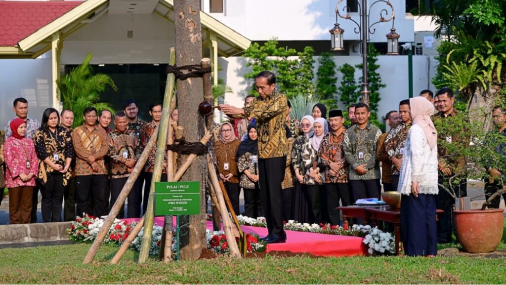 Foto : Presiden Joko Widodo bersama Ibu Iriana Joko Widodo, melaksanakan kegiatan penanaman pohon di halaman tengah Istana Kepresidenan Jakarta, pada Kamis sore, 17 Oktober 2024. Foto: BPMI Setpres/Muchlis Jr