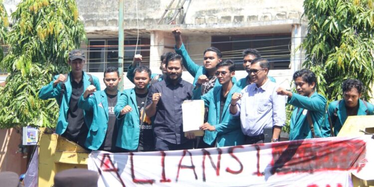 Ketua DPRK Lhokseumawe, Faisal, langsung menemui mahasiswa saat berunjuk rasa di depan gedung DPRK Lhokseumawe,  didampingi Sekretaris DPRK Hanirwansyah, ST, MT, dan sejumlah anggota DPRK lainnya. (Dok : DPRK Lhokseumawe)