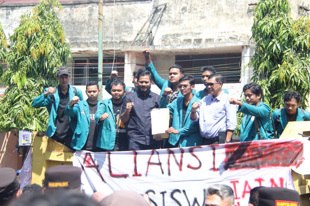 Ketua DPRK Lhokseumawe, Faisal, langsung menemui mahasiswa saat berunjuk rasa di depan gedung DPRK Lhokseumawe,  didampingi Sekretaris DPRK Hanirwansyah, ST, MT, dan sejumlah anggota DPRK lainnya. (Dok : DPRK Lhokseumawe)