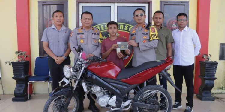 Foto : Pemilik sepeda motor datang menunjukkan bukti Buku Pemilik Kendaraan Bermotor (BPKB). @istimewa