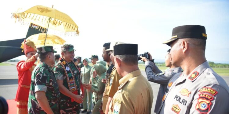 Ketua Dewan Perwakilan Rakyat Kota (DPRK) Lhokseumawe Faisal menyambut kedatangan Kepala Staf Angkatan Darat (Kasad) Jenderal TNI Maruli Simanjuntak, dan Ketua Umum Persit Kartika Chandra Kirana Ny. Uli Simanjuntak, beserta rombongan di Bandara Malikusaleh, Aceh Utara. (Dok : DPRK Lhokseumawe )