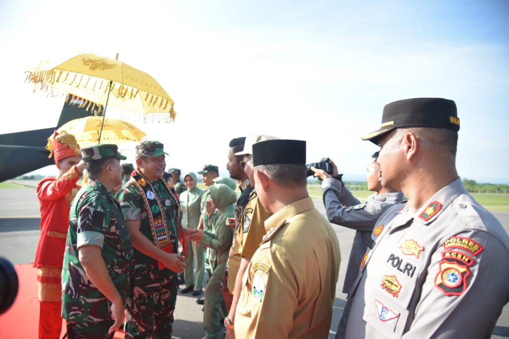 Ketua Dewan Perwakilan Rakyat Kota (DPRK) Lhokseumawe Faisal menyambut kedatangan Kepala Staf Angkatan Darat (Kasad) Jenderal TNI Maruli Simanjuntak, dan Ketua Umum Persit Kartika Chandra Kirana Ny. Uli Simanjuntak, beserta rombongan di Bandara Malikusaleh, Aceh Utara. (Dok : DPRK Lhokseumawe )