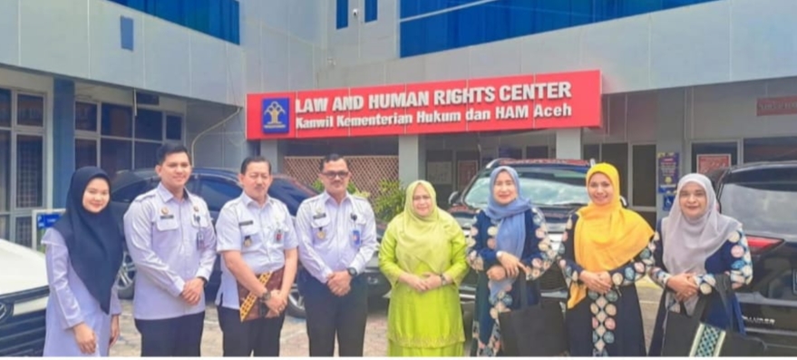 Ketua Dekranasda Aceh Utara, Ny. Awirdalina Mahyuzar saat mendaftarkan Kasab Bule Jok ke Ditjen HAKI, Kementerian Hukum dan HAM.