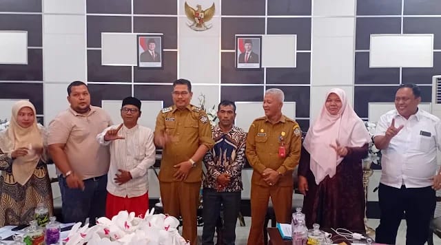 Ketua Komisi D Nurbaya M. Sos, Pj Walikota Lhokseumawe A. Hanan, Kepala BPKSDM Irsyadi, Kepala dinas Pendidikan Sofyan, saat menerima audiensi sejumlah guru honorer di Gues Hause Walikota Lhokseumawe. ( Dok : DPRK Lhokseumawe)