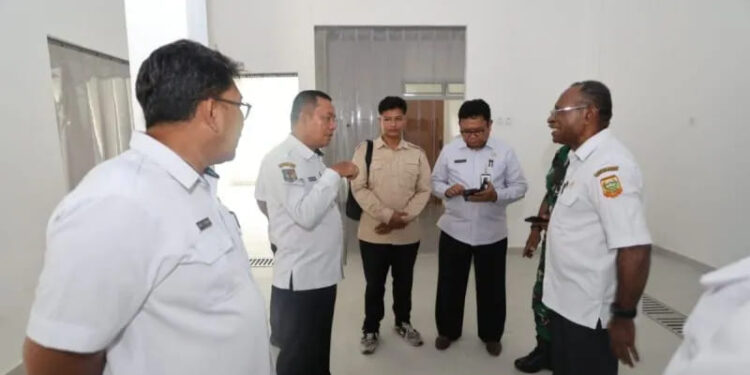 DOK ; Penjabat Gubernur Papua, Ramses Limbong saat mengecek dapur SPPG di Kabupatem Keerom, Papua pada beberapa waktu lalu. (ANTARA/HO- Pemprov Papua)