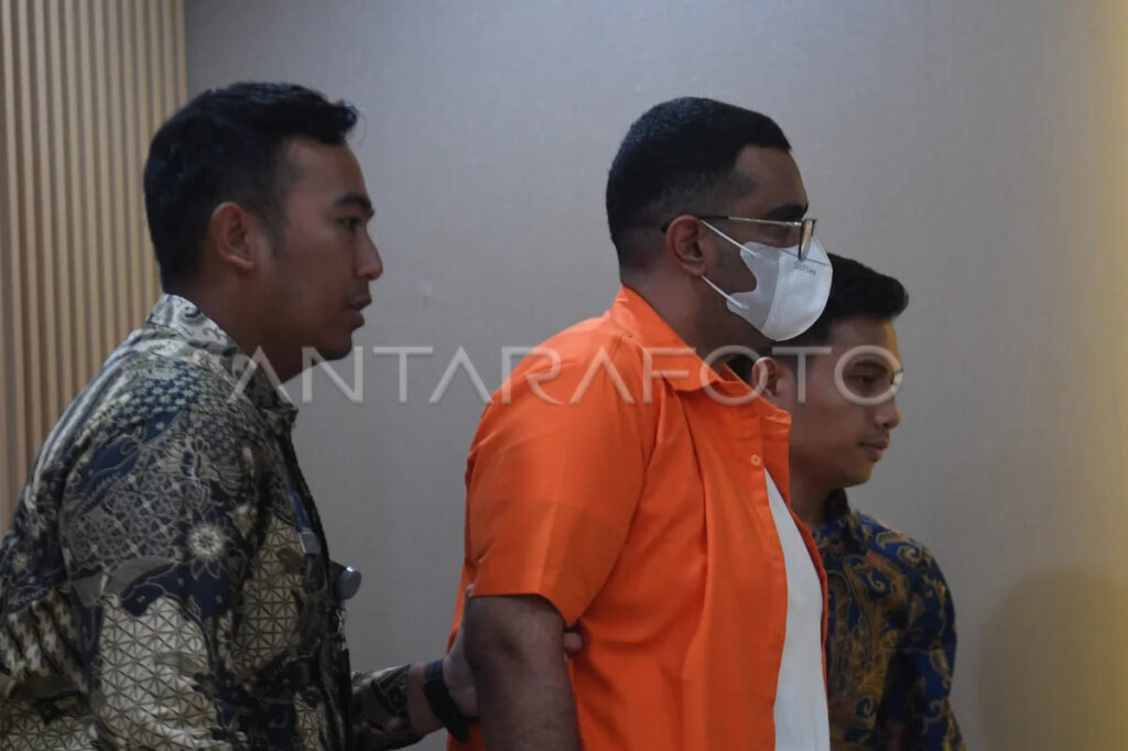 Foto : Petugas Imigrasi menggiring WNA asal Arab Saudi Maher Musarri N Alharbi (tengah) yang melakukan pemukulan terhadap marbut masjid di Jakarta, Jumat (17/1/2025). Imigrasi akan mendeportasi Maher karena melebihi batas waktu izin tinggal (overstay) dan telah mengganggu ketertiban umum. ANTARA FOTO/Akbar Nugroho Gumay/tom.