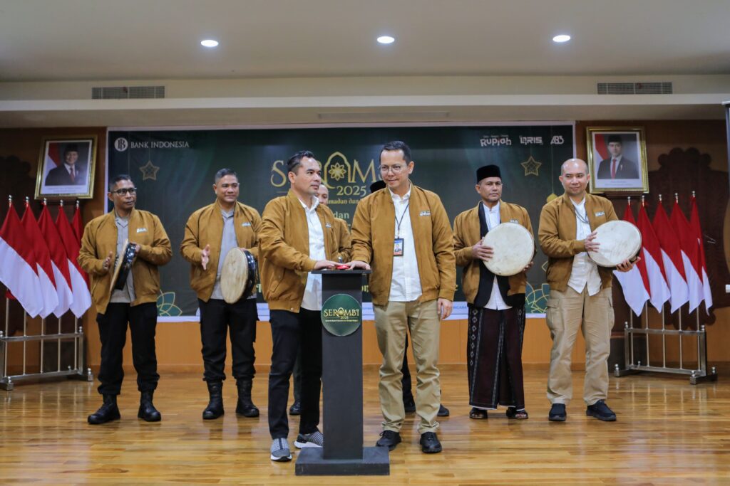 Foto : Kepala Perwakilan Bank Indonesia Lhokseumawe, Prabu Dewanto, bersama Walikota Lhokseumawe, Dr. Sayuti Abubakar, SH., MH., membuka secara resmi program Semarak Rupiah Ramadan dan Berkah Idulfitri (SERAMBI) 2025.
