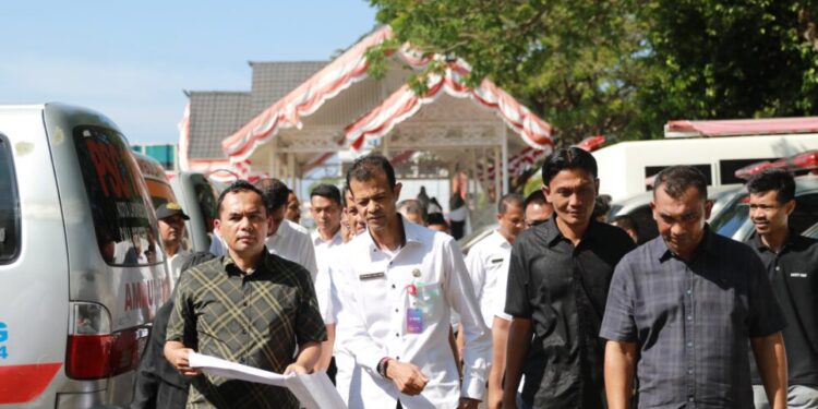 Foto : Wali Kota Lhokseumawe, Dr. Sayuti Abubakar, SH, MH, memeriksa kendaraan dinas roda 4.