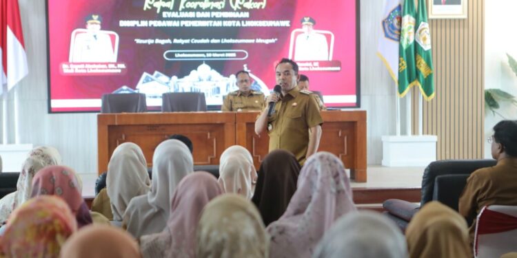 Foto: Wali Kota Lhokseumawe, Dr. Sayuti Abubakar, S.H.,M.H.,menggelar rapat evaluasi serta pembinaan disiplin pegawai di lingkungan Pemerintah Kota (Pemko) Lhokseumawe pada Senin (10/3/2025). 