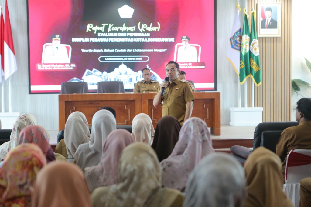 Foto: Wali Kota Lhokseumawe, Dr. Sayuti Abubakar, S.H.,M.H.,menggelar rapat evaluasi serta pembinaan disiplin pegawai di lingkungan Pemerintah Kota (Pemko) Lhokseumawe pada Senin (10/3/2025). 