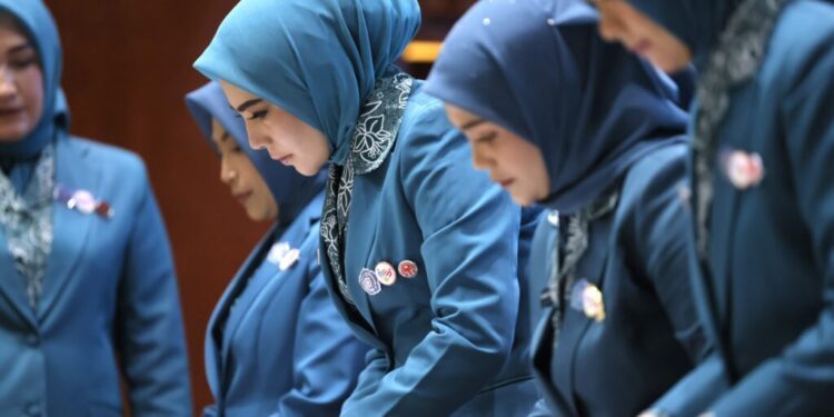 Foto: Yulinda Sayuti yang merupakan istri Wali Kota Lhokseumawe secara resmi dilantik sebagai Ketua Tim Penggerak PKK (TP PKK), Pembina Posyandu, dan Ketua Dewan Kerajinan Nasional Daerah (Dekranasda) Kota Lhokseumawe untuk masa bakti 2025-2030. 