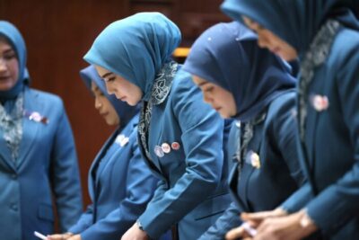 Foto: Yulinda Sayuti yang merupakan istri Wali Kota Lhokseumawe secara resmi dilantik sebagai Ketua Tim Penggerak PKK (TP PKK), Pembina Posyandu, dan Ketua Dewan Kerajinan Nasional Daerah (Dekranasda) Kota Lhokseumawe untuk masa bakti 2025-2030. 