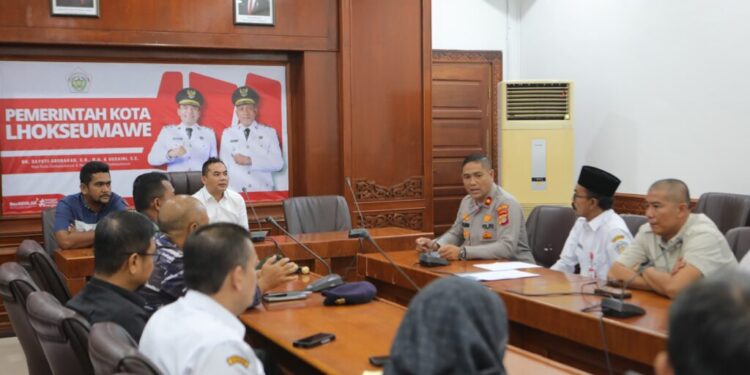 Foto: Wali Kota Lhokseumawe, Dr. Sayuti Abubakar, S.H., M.H., memimpin Rapat Koordinasi Persiapan Pelaksanaan Pawai Takbir Keliling Hari Raya Idul Fitri 1446 H di Opproom Kantor Wali Kota Lhokseumawe, Rabu, (26/3/2025). 