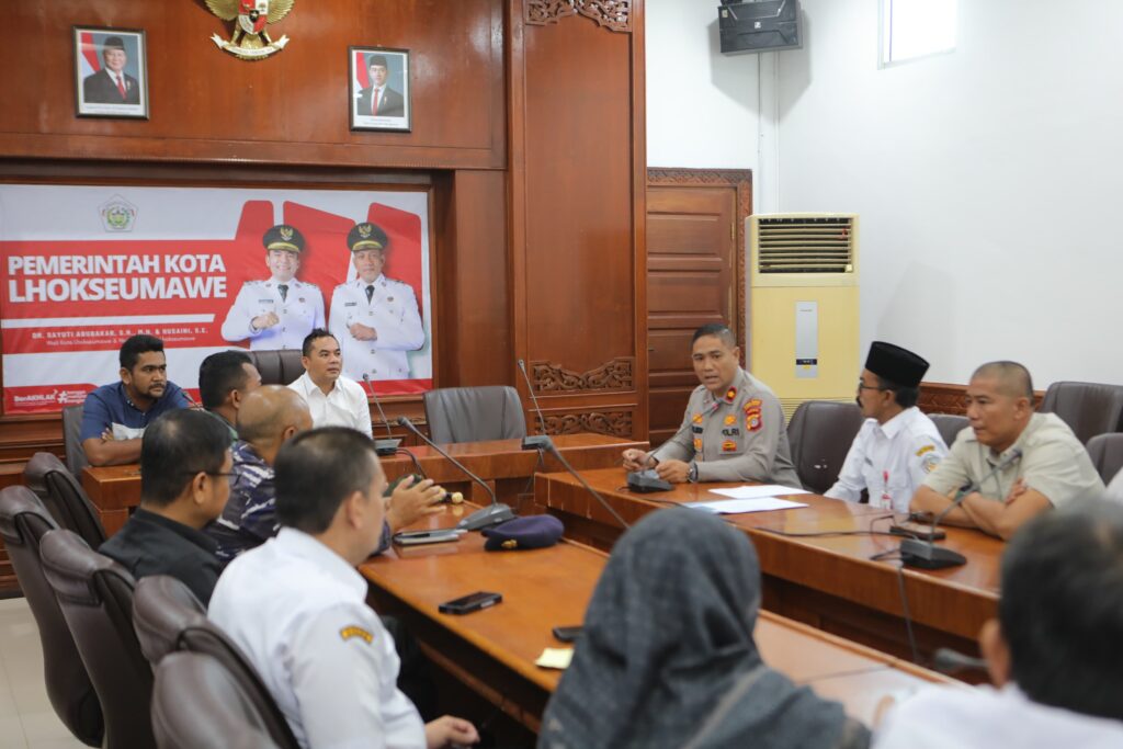 Foto: Wali Kota Lhokseumawe, Dr. Sayuti Abubakar, S.H., M.H., memimpin Rapat Koordinasi Persiapan Pelaksanaan Pawai Takbir Keliling Hari Raya Idul Fitri 1446 H di Opproom Kantor Wali Kota Lhokseumawe, Rabu, (26/3/2025). 