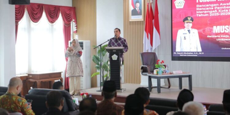 Wali Kota Lhokseumawe, Dr. Sayuti Abubakar, SH., M.H. secara resmi membuka Forum Konsultasi Publik Rancangan Awal Rencana Pembangunan Jangka Menengah Kota (RPJMK) Lhokseumawe Tahun 2025–2029 dan Musyawarah Perencanaan Pembangunan (Musrenbang) Rancangan Rencana Kerja Pemerintah Kota (RKPK) Tahun 2026, di Aula Kantor Wali Kota Lhokseumawe, Kamis (10/4/2025).(foto:humas).