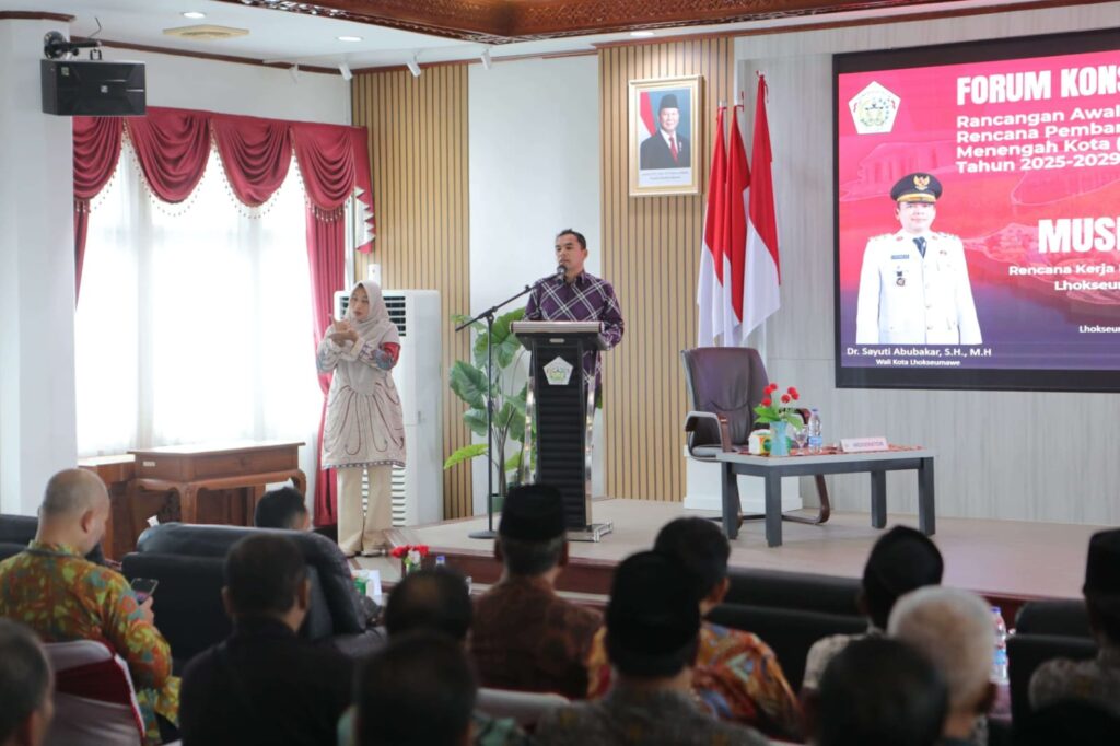 Wali Kota Lhokseumawe, Dr. Sayuti Abubakar, SH., M.H. secara resmi membuka Forum Konsultasi Publik Rancangan Awal Rencana Pembangunan Jangka Menengah Kota (RPJMK) Lhokseumawe Tahun 2025–2029 dan Musyawarah Perencanaan Pembangunan (Musrenbang) Rancangan Rencana Kerja Pemerintah Kota (RKPK) Tahun 2026, di Aula Kantor Wali Kota Lhokseumawe, Kamis (10/4/2025).(foto:humas).