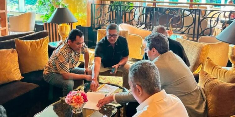 Foto : Wali Kota Lhokseumawe, Dr. Sayuti Abubakar, SH, MH, melakukan pertemuan penting dengan Penasehat Keuangan Kerajaan Arab Saudi, Prof. Syekh Ayman Sijini, di Hotel Mulia Senayan, Jakarta, Senin (14/4/2025)