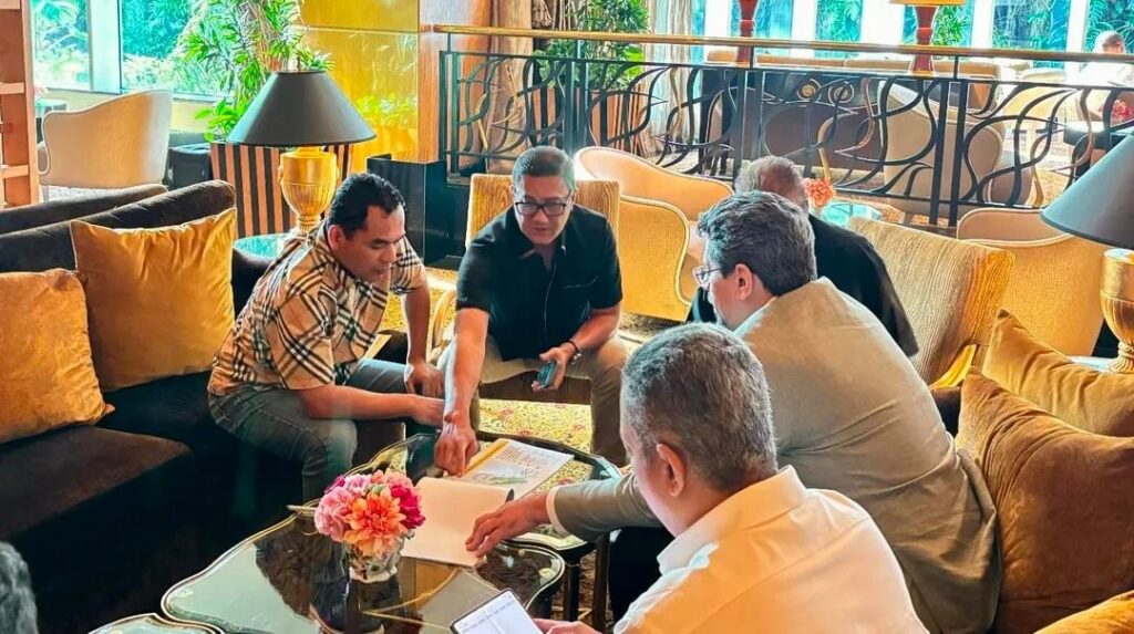 Foto : Wali Kota Lhokseumawe, Dr. Sayuti Abubakar, SH, MH, melakukan pertemuan penting dengan Penasehat Keuangan Kerajaan Arab Saudi, Prof. Syekh Ayman Sijini, di Hotel Mulia Senayan, Jakarta, Senin (14/4/2025)