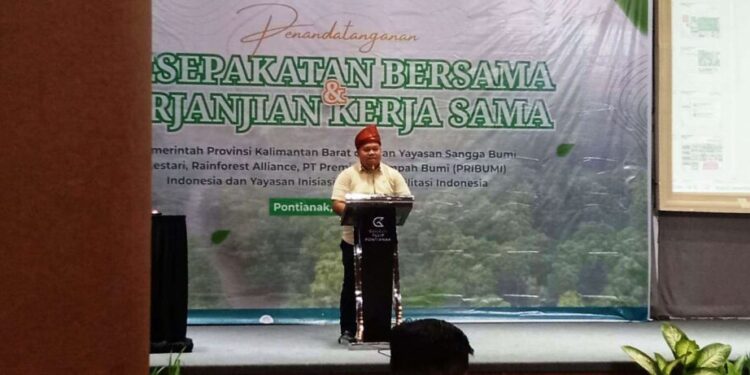 CEO PT Pribumi Andi Yunus Ladika saat memberikan pemaparan pada kegiatan Penandatanganan Kesepakatan Bersama dan Perjanjian Kerja Sama antara Pemerintah Provinsi Kalimantan Barat, Yayasan Sangga Bumi Lestari, Rainforest Alliance, Pribumi Indonesia, dan Yayasan Inisiasi Alam Rehabilitasi Indonesia. (Foto: RRI/Syahrul Sani)