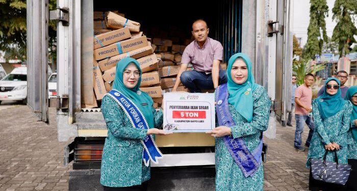 foto : Ketua Forikan Aceh, Marlina Usman, menyerahkan 5 Ton ikan segar kepada masyarakat Gayo Lues, di Bale Musara Gayo Lues, Kecamatan Blangkejeren, Kamis (28/8/2025).